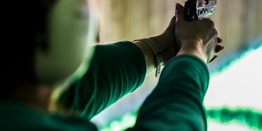 Armed woman steps in to defend man shot in the face from aggressor - Vimarsana News