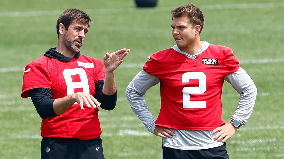 Aaron Rodgers talks to Zach Wilson