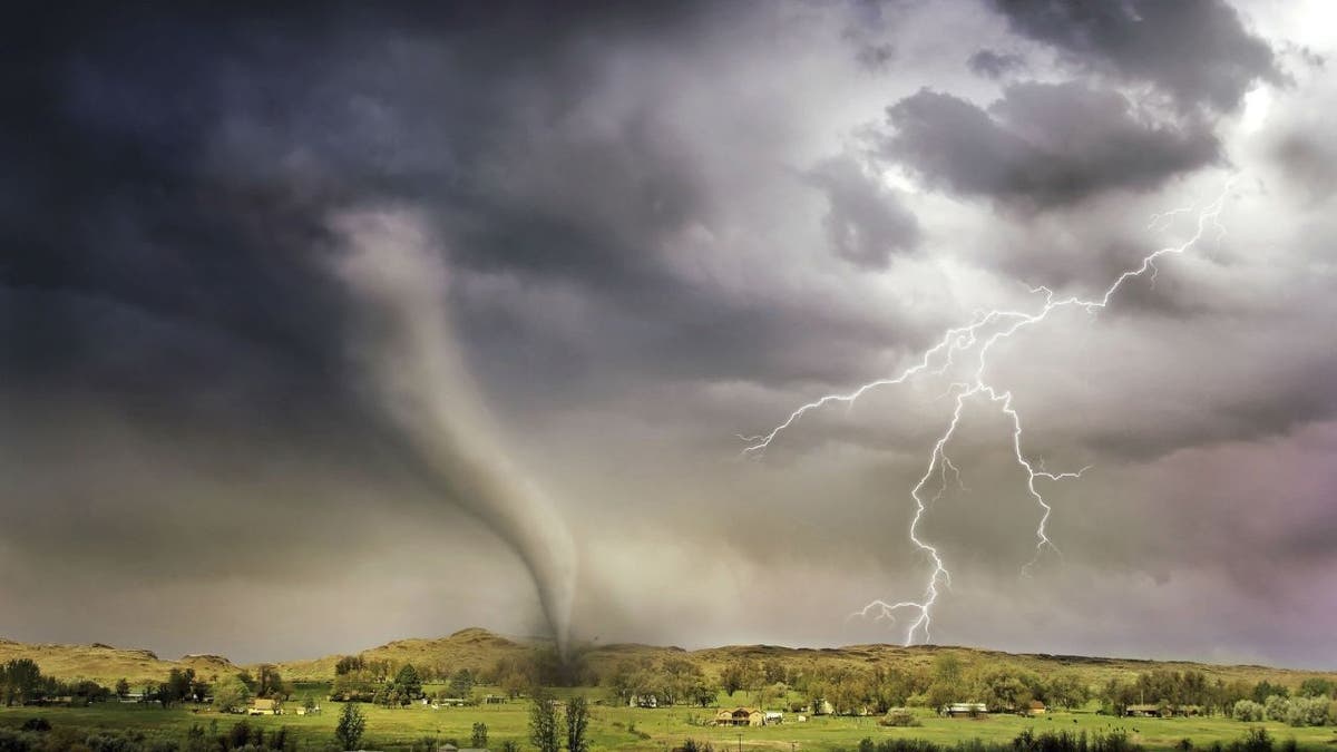Photo of a tornado.