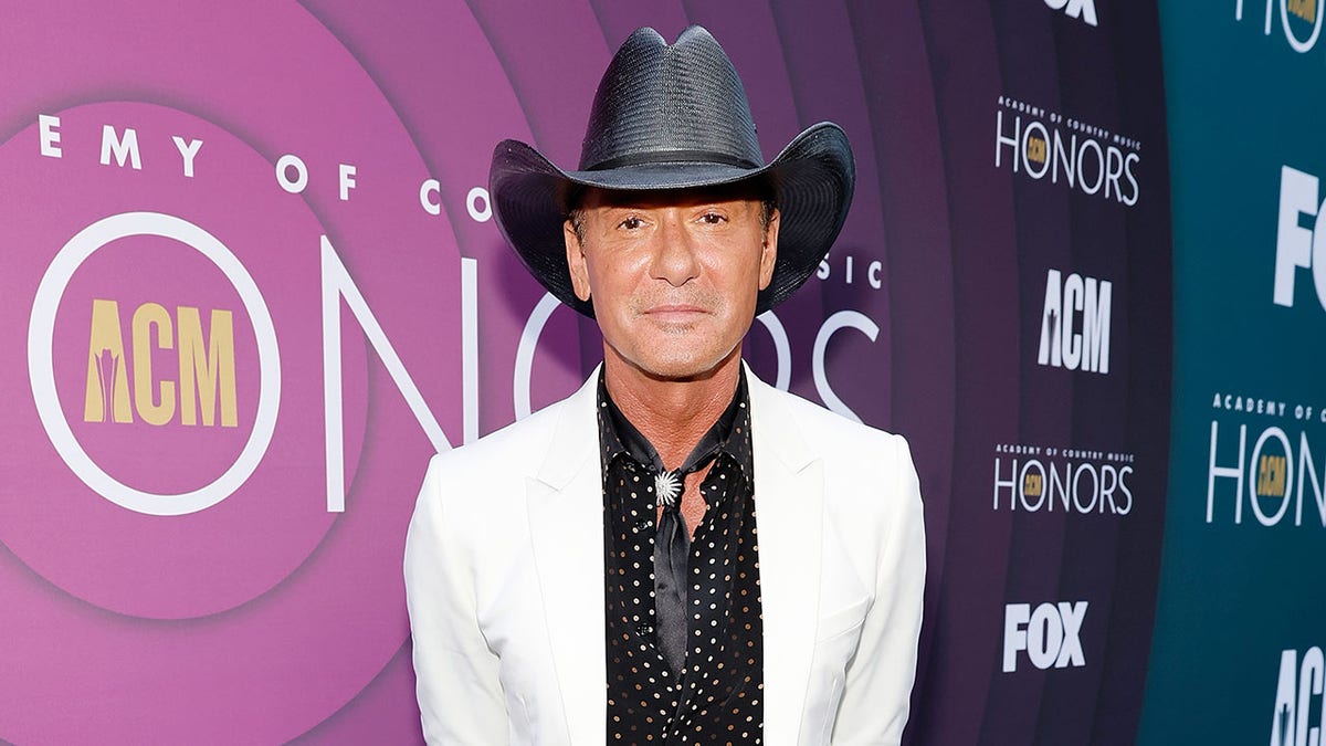 A photo of Tim McGraw at the ACM Honors