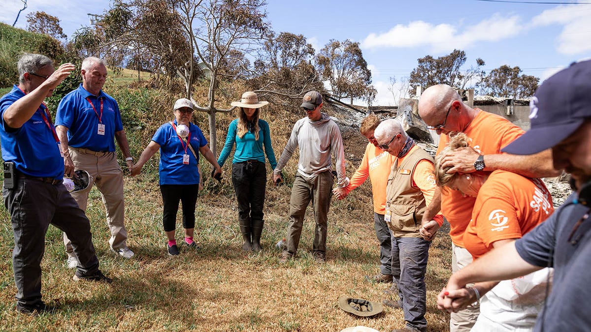 chaplains pray in Maui 