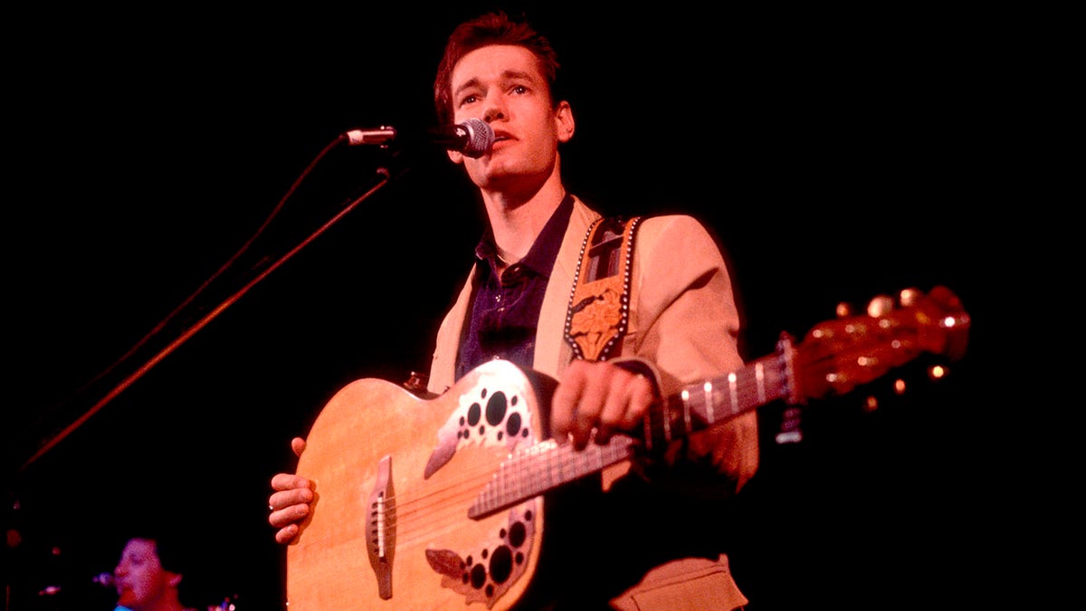 A photo of Randy Travis performing in 1986.