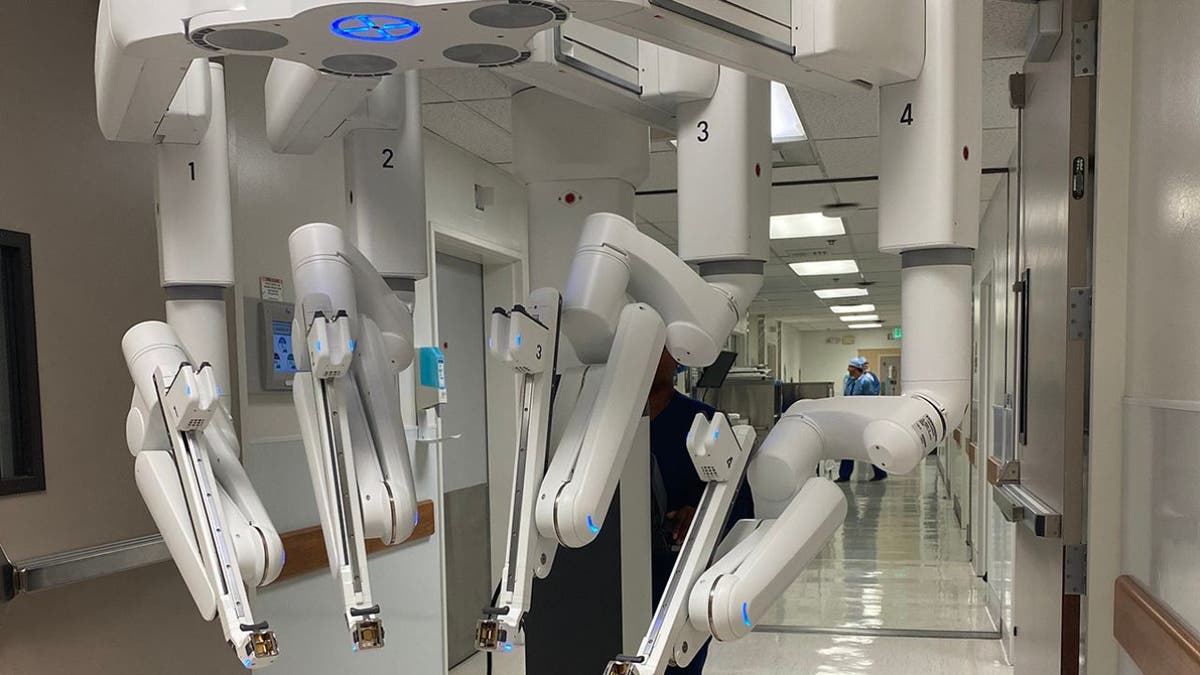 Photo of a robot that can perform surgery.