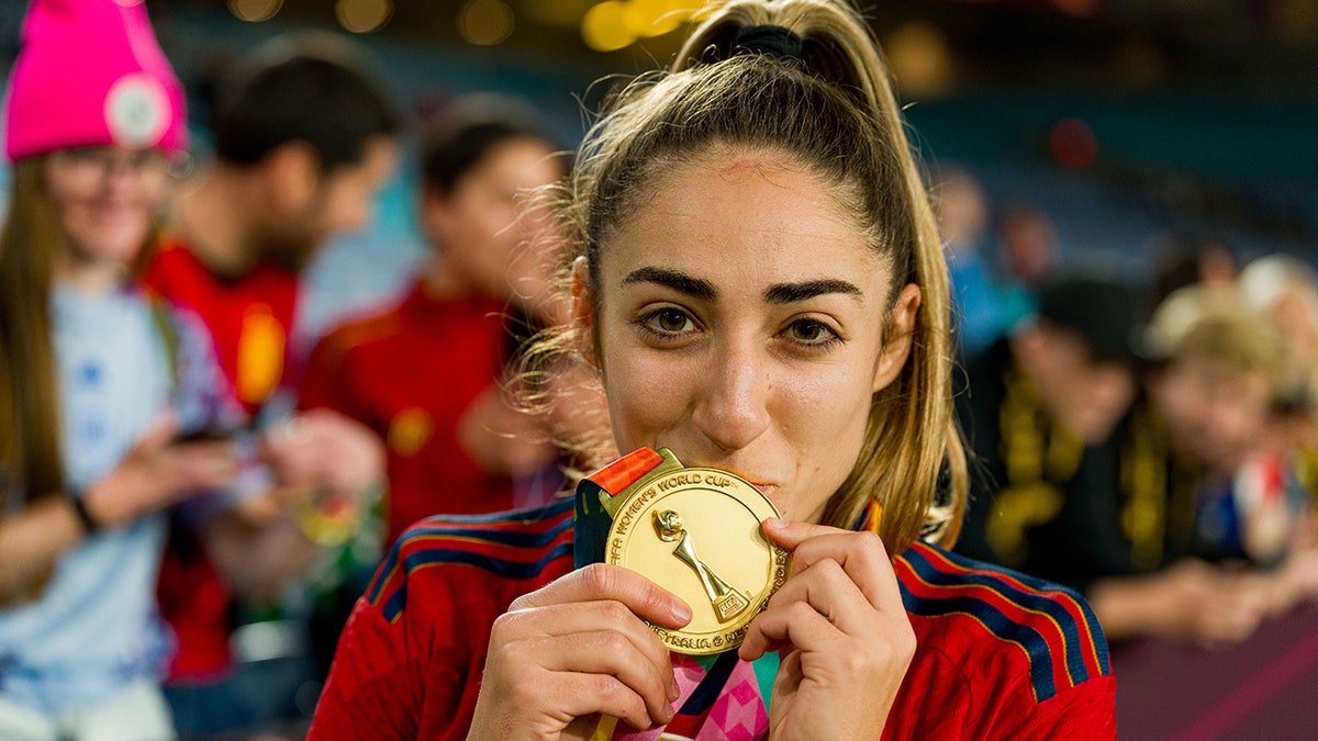 Olga Carmona kisses medal