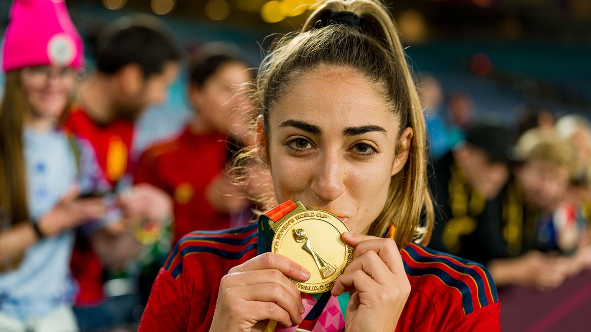 Olga Carmona kisses medal