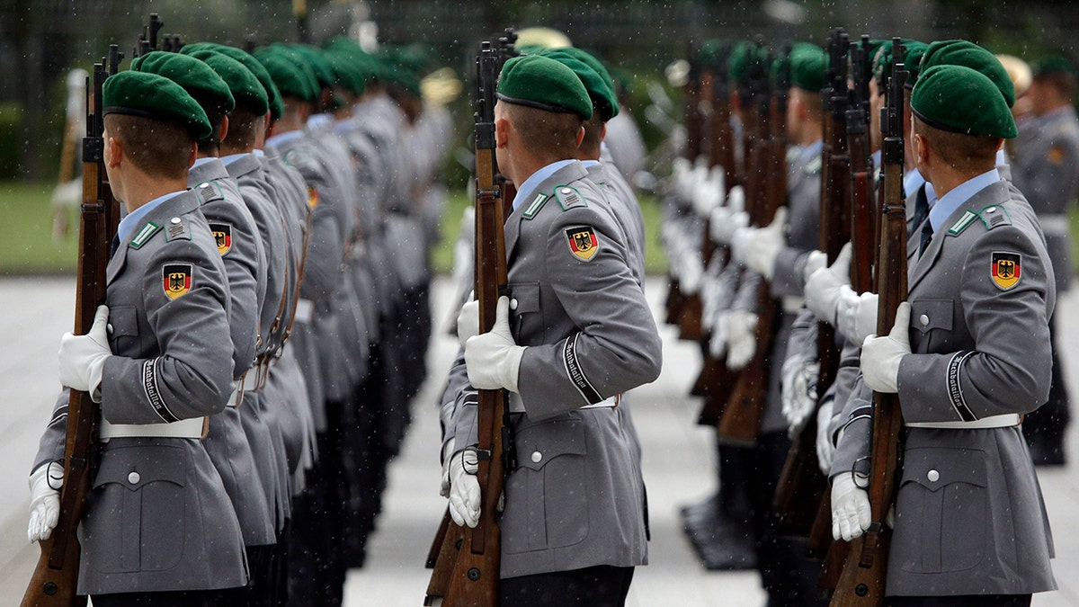 Soldiers of the honor guard 