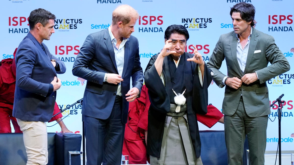 Pangeran Harry dan rekan panelis di konferensi olahraga di Jepang