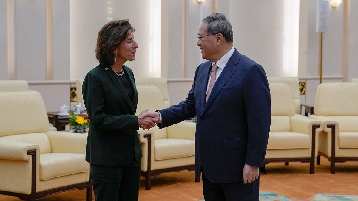 Gina Raimondo and CHinese official