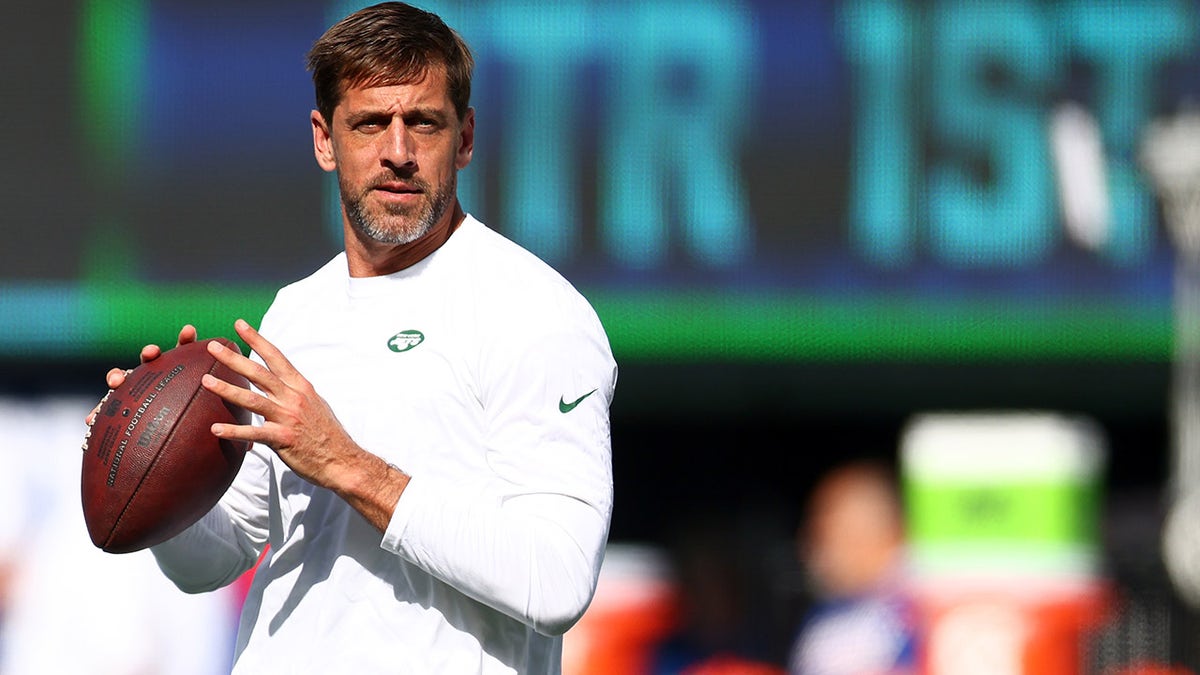 Aaron Rodgers warms up