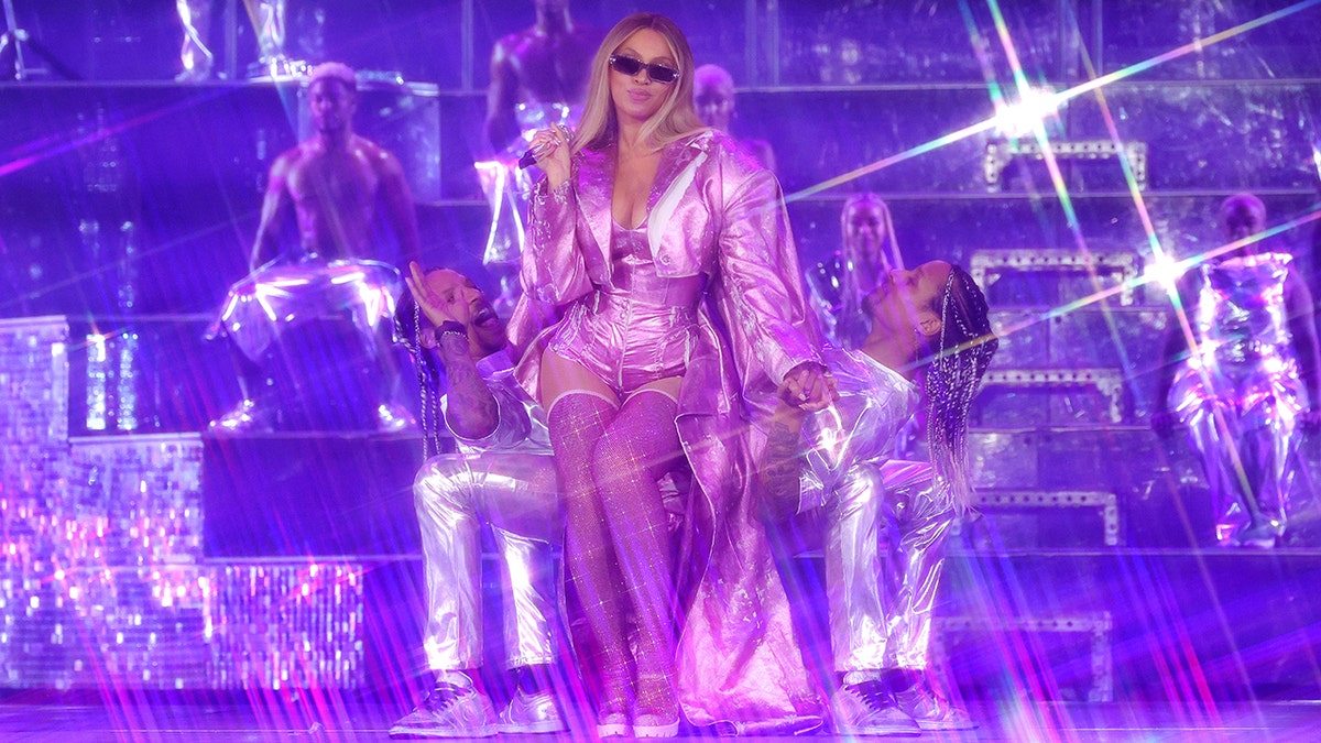 Beyoncé usa rosa enquanto se apresenta no palco