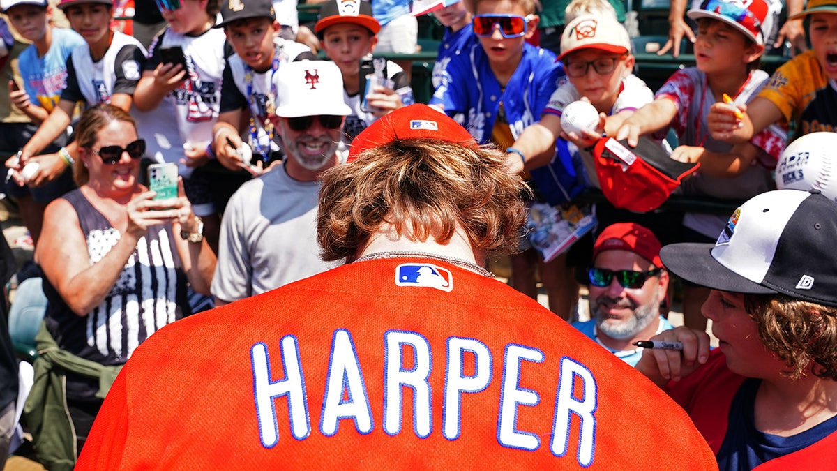 Bryce Harper talks to Henderson Little League World Series team, Baseball