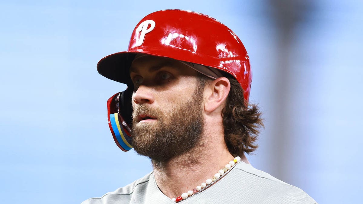 Phillies star Bryce Harper helps lost young fan locate family right before  game 
