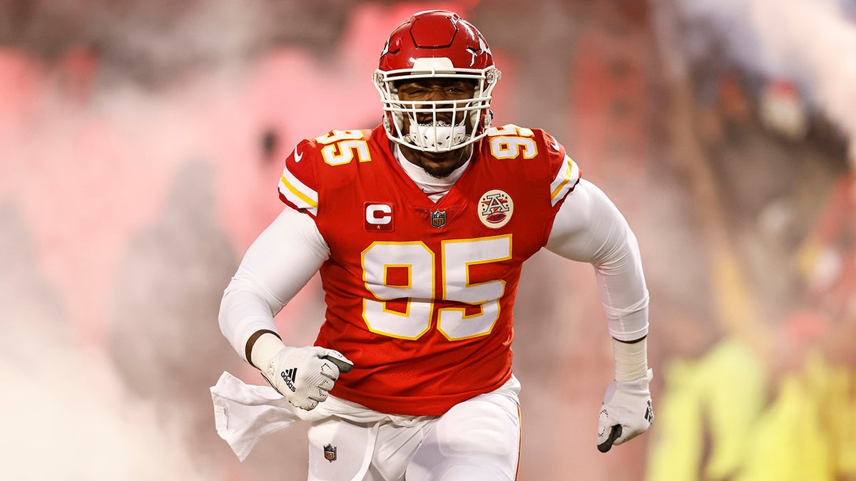 Chris Jones ends holdout with Chiefs after agreeing to one-year deal ...