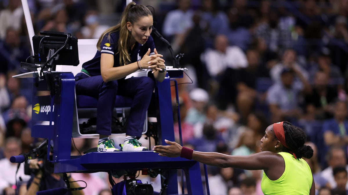 Coco Gauff speaks to chair umpire