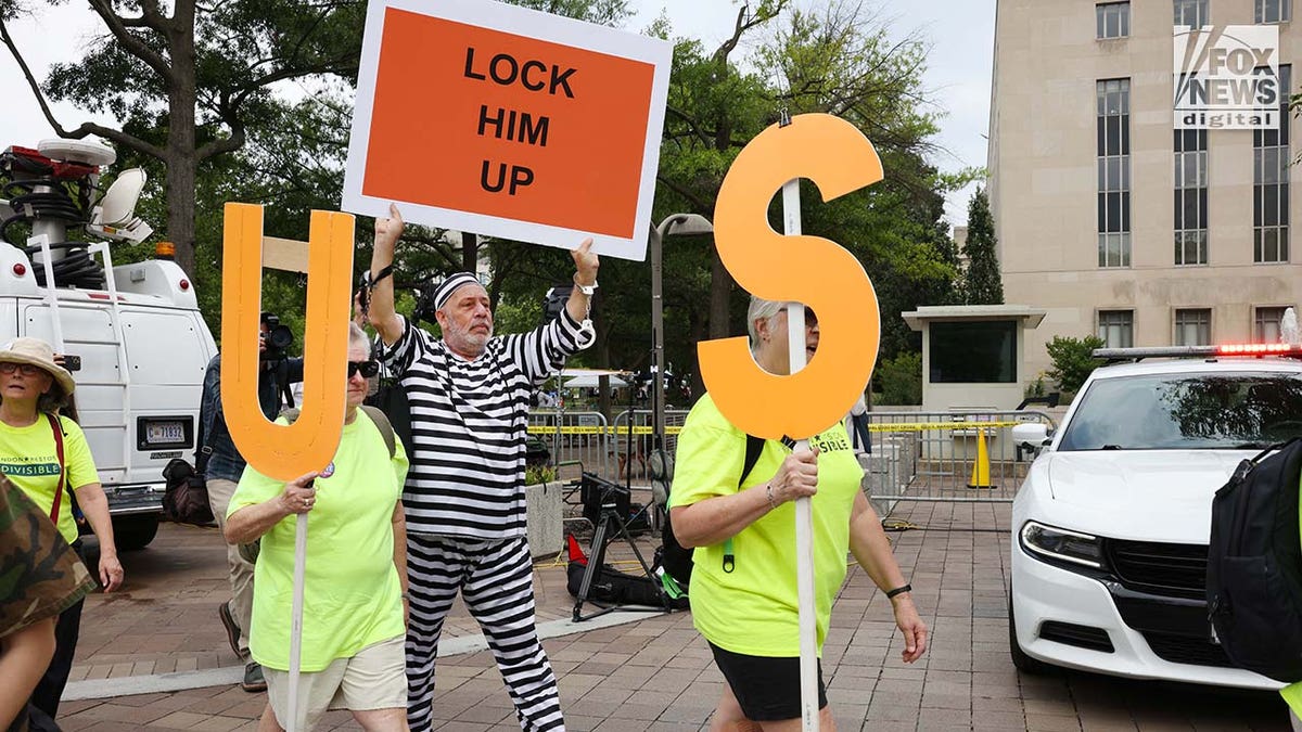 Protestors rally outside of federal court ahead of Trump's arraignment