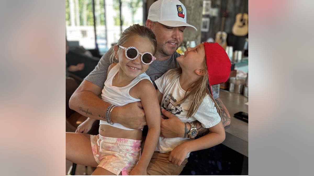 jason aldean holding his son and daughter