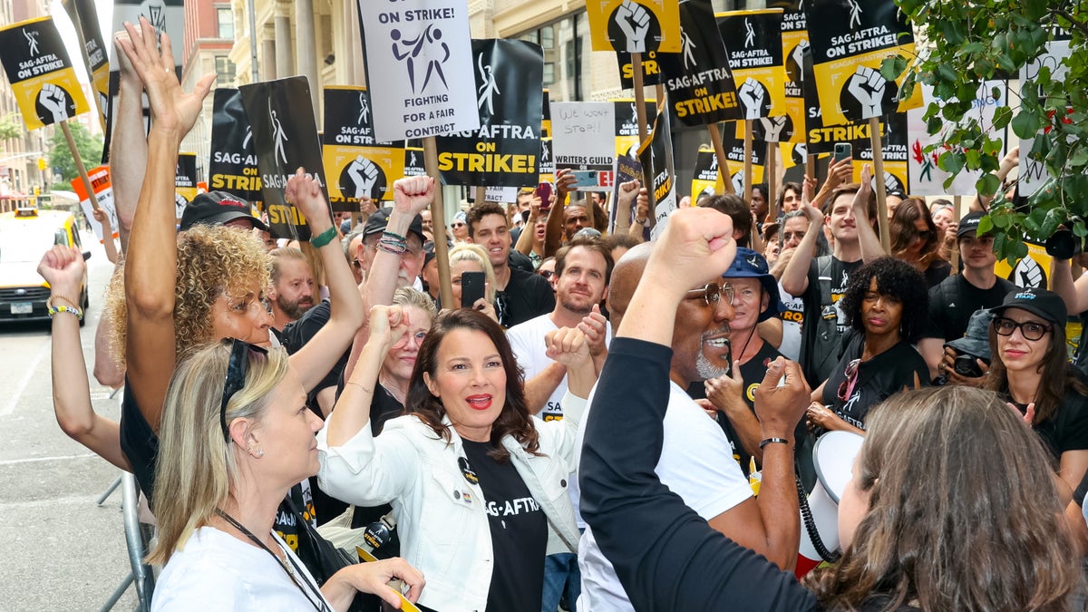 Fran Drescher with union members on picket line