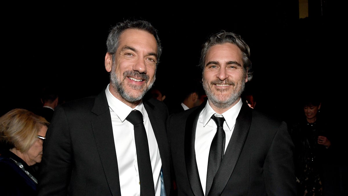 Todd Philips posing with Joaquin Phoenix