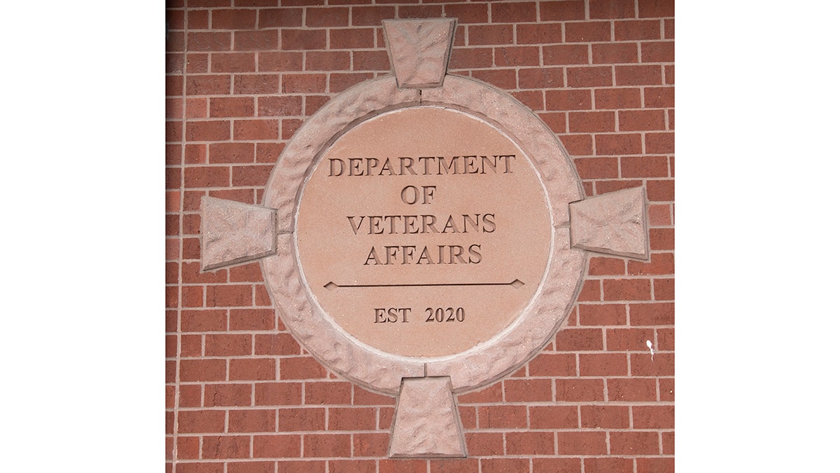 Logotipo de assuntos de veteranos na parede de tijolos