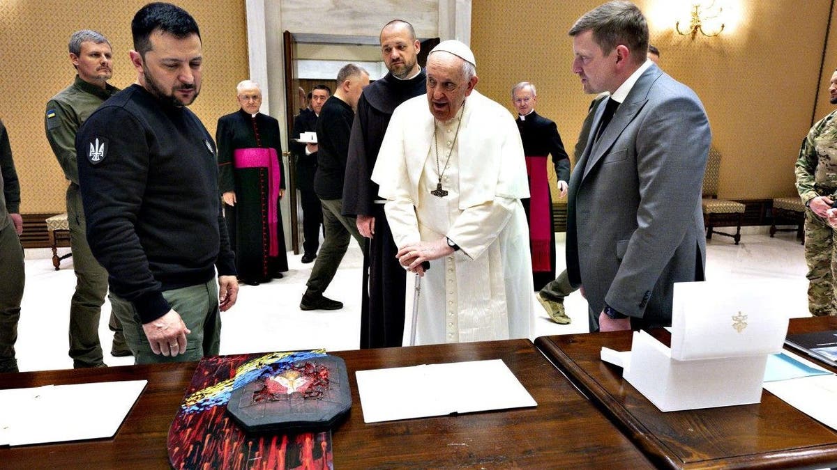Exchange of presents between Pope Francis and Volodymyr Zelenskyy