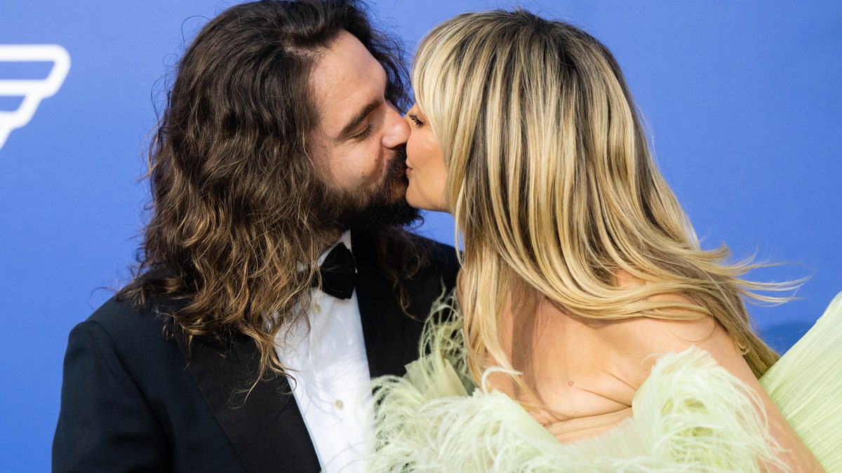 Tom Kaulitz, Heidi Klum kissing