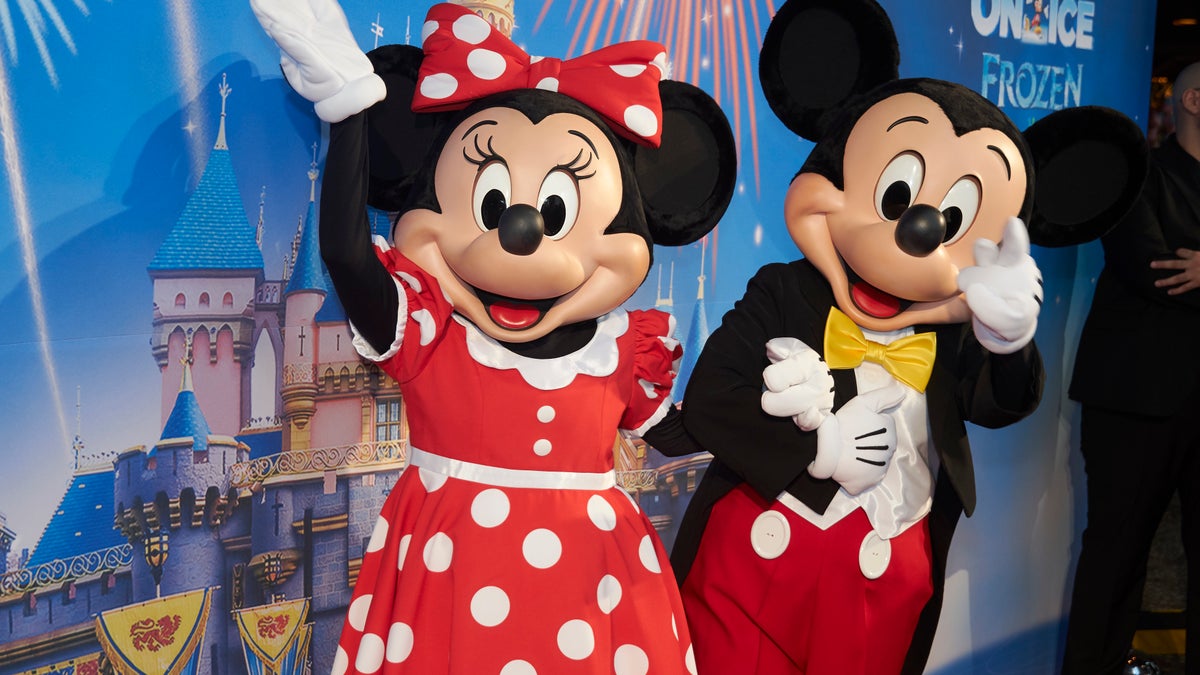 Minnie Becomes Mini, Mickey Mornings