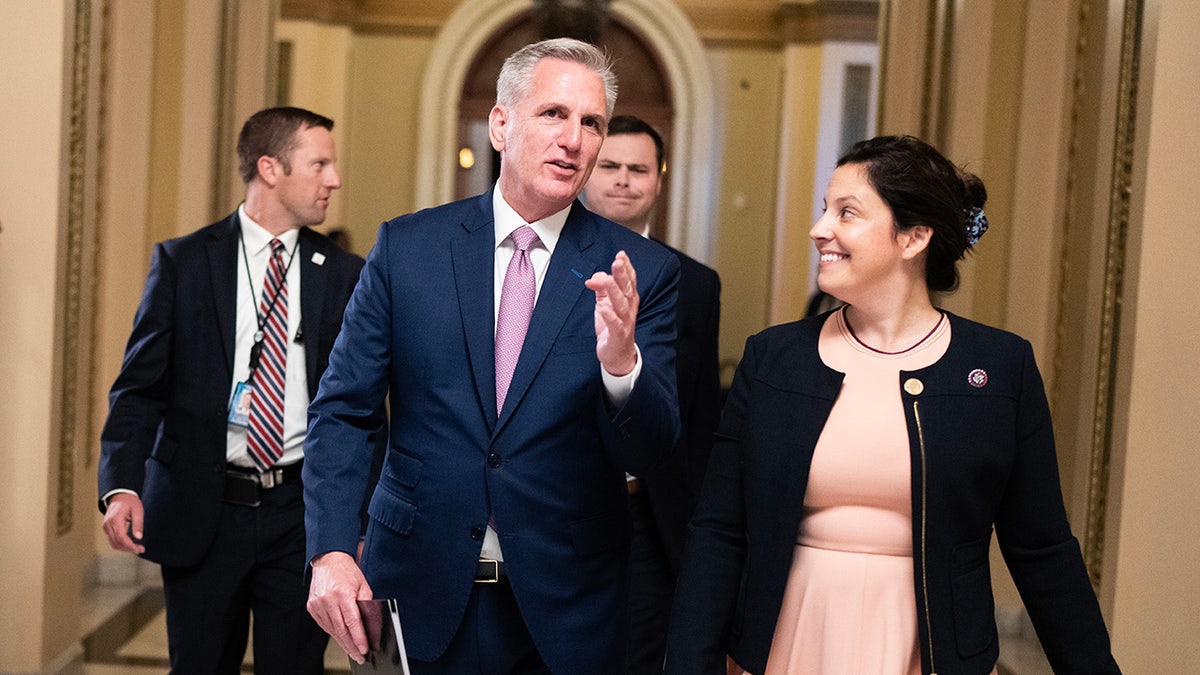 Stefanik and McCarthy chat in Capitol hallway 