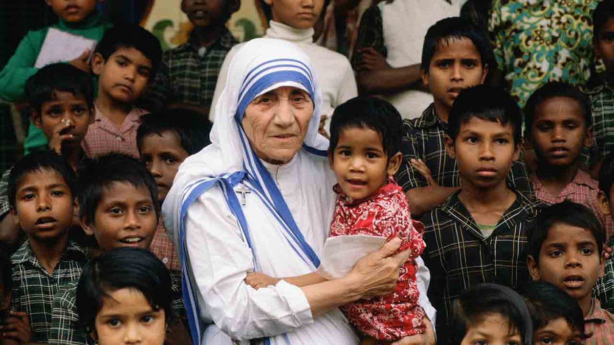 Mother Teresa surrounded by children in Calcutta