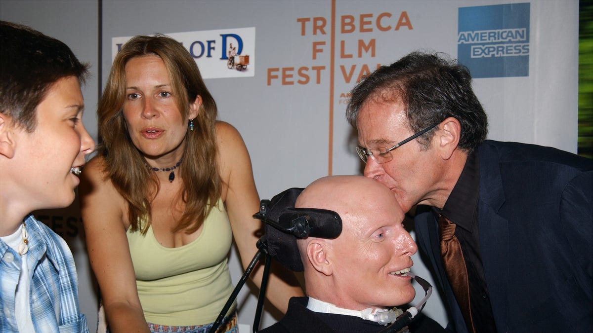 Robin William kisses Christopher Reeve's head