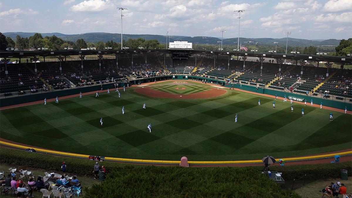 Players warm up for the LLWS