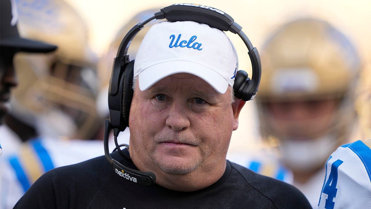 Chip Kelly coaches against Cal