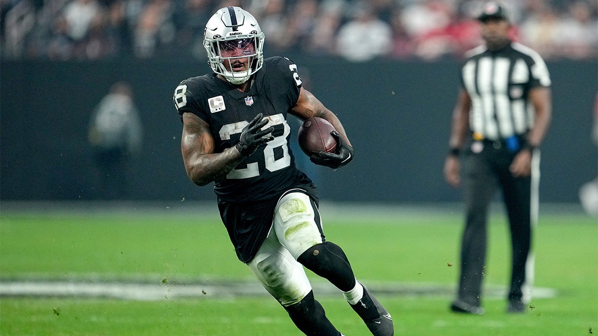 Josh Jacobs runs against the Chiefs