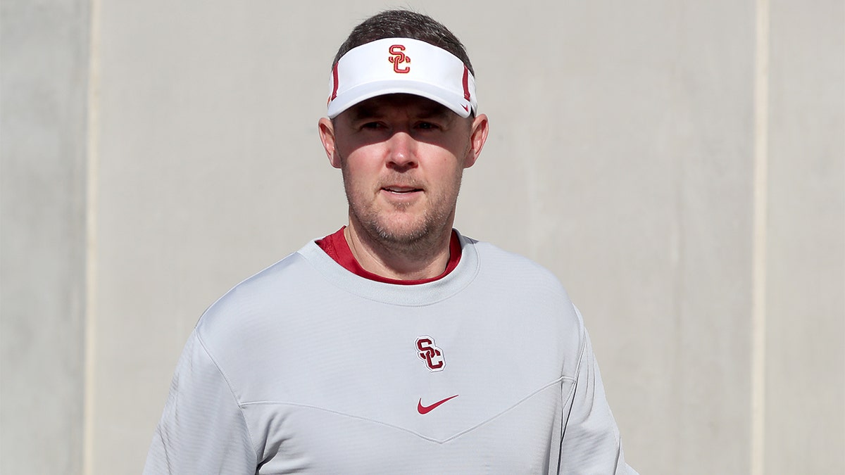 Lincoln Riley at spring practice