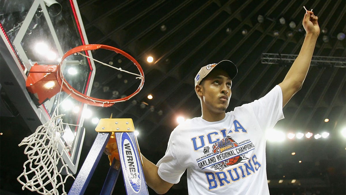 Ryan Hollins cuts down the nets