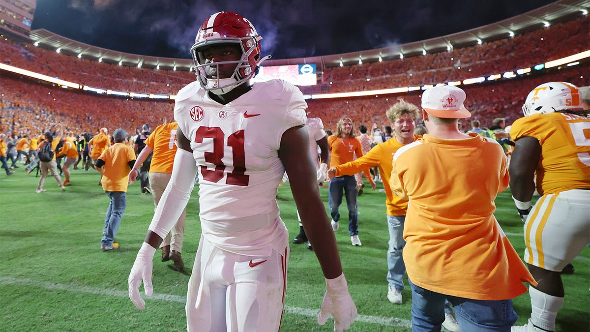 Will Anderson walks off the Tennessee field