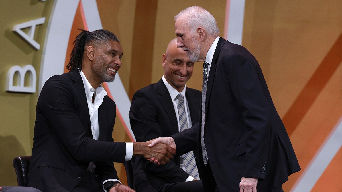 Gregg Popovich shakes Tim Duncan's hand