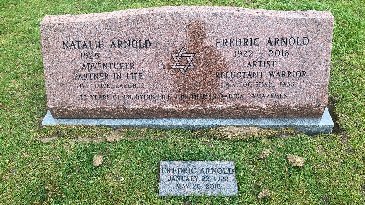 Gravesite Fredric Arnold