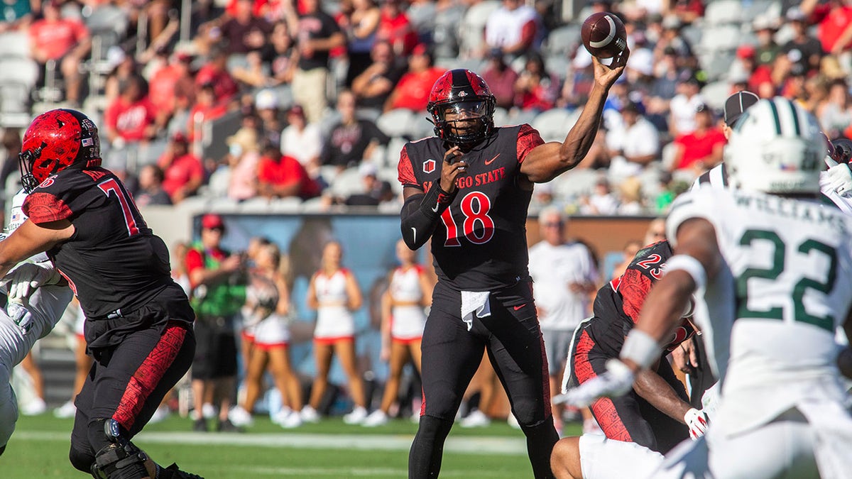 San Diego State's Jalen Mayden Nails Official In Face With Football ...