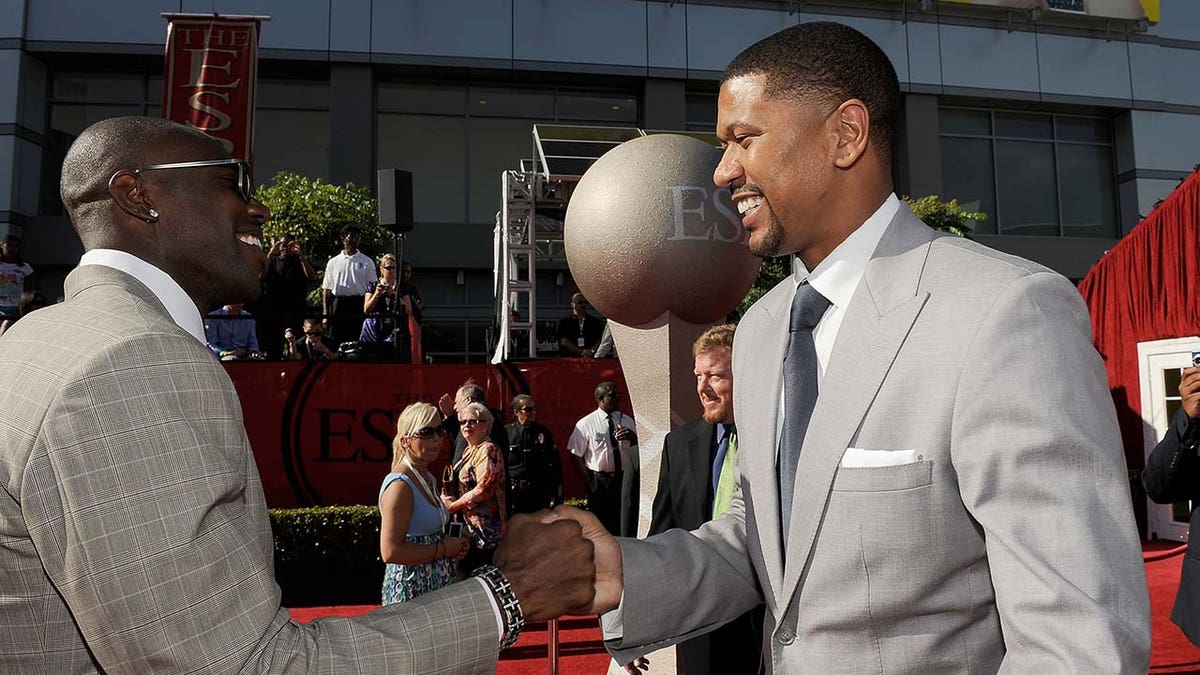 Terrell Owens shakes hands with Jalen Rose