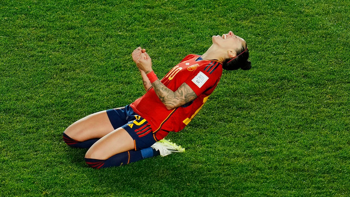 Jennifer Hermoso celebrates