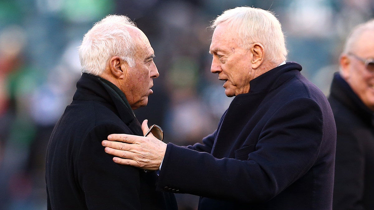 Jeffrey Lurie talks with Jerry Jones