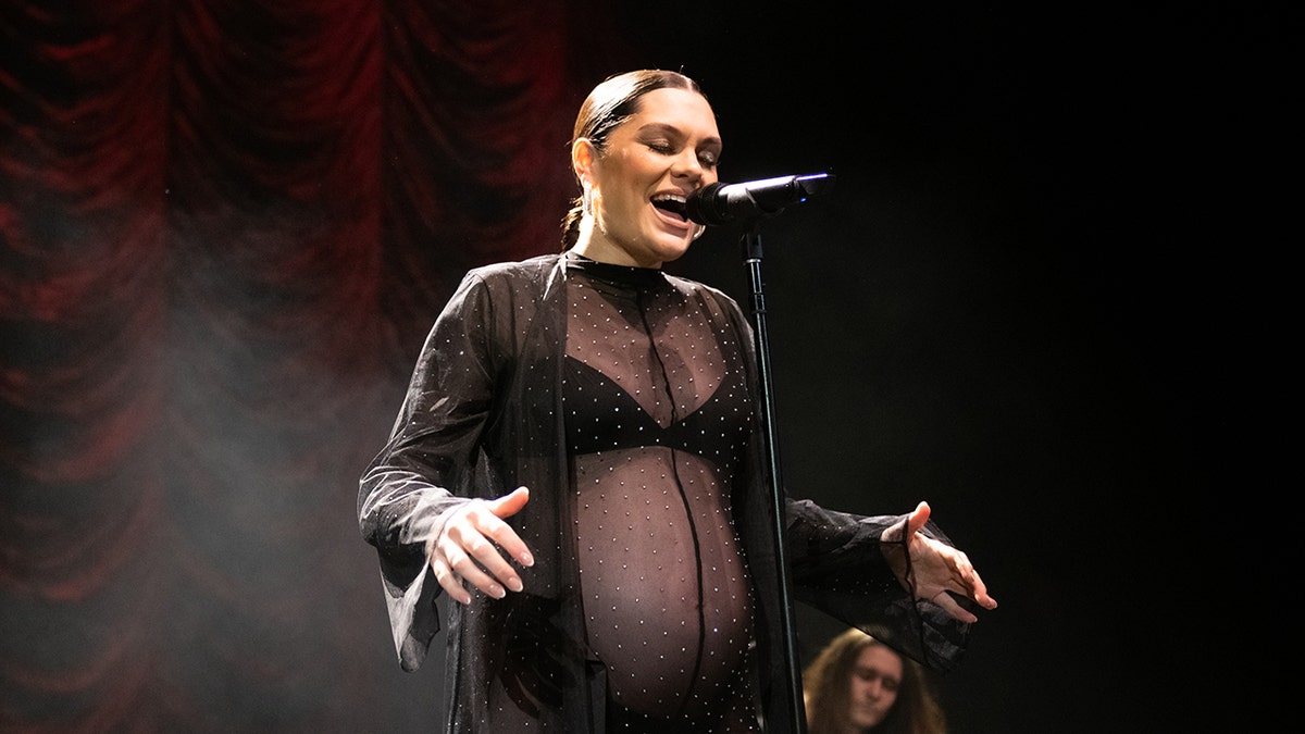 Jessie J performs while pregnant