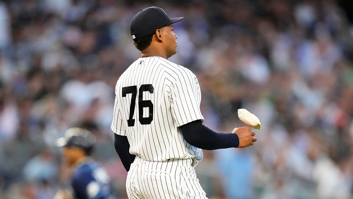 Jhony Brito pitches