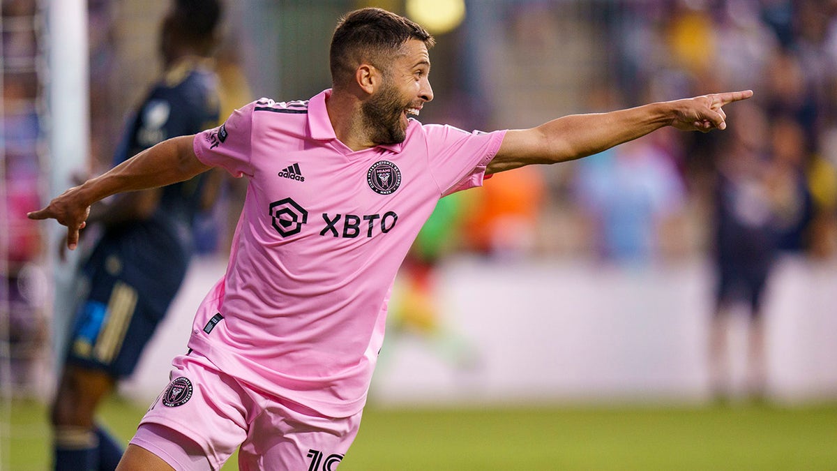 Jordi Alba celebrates