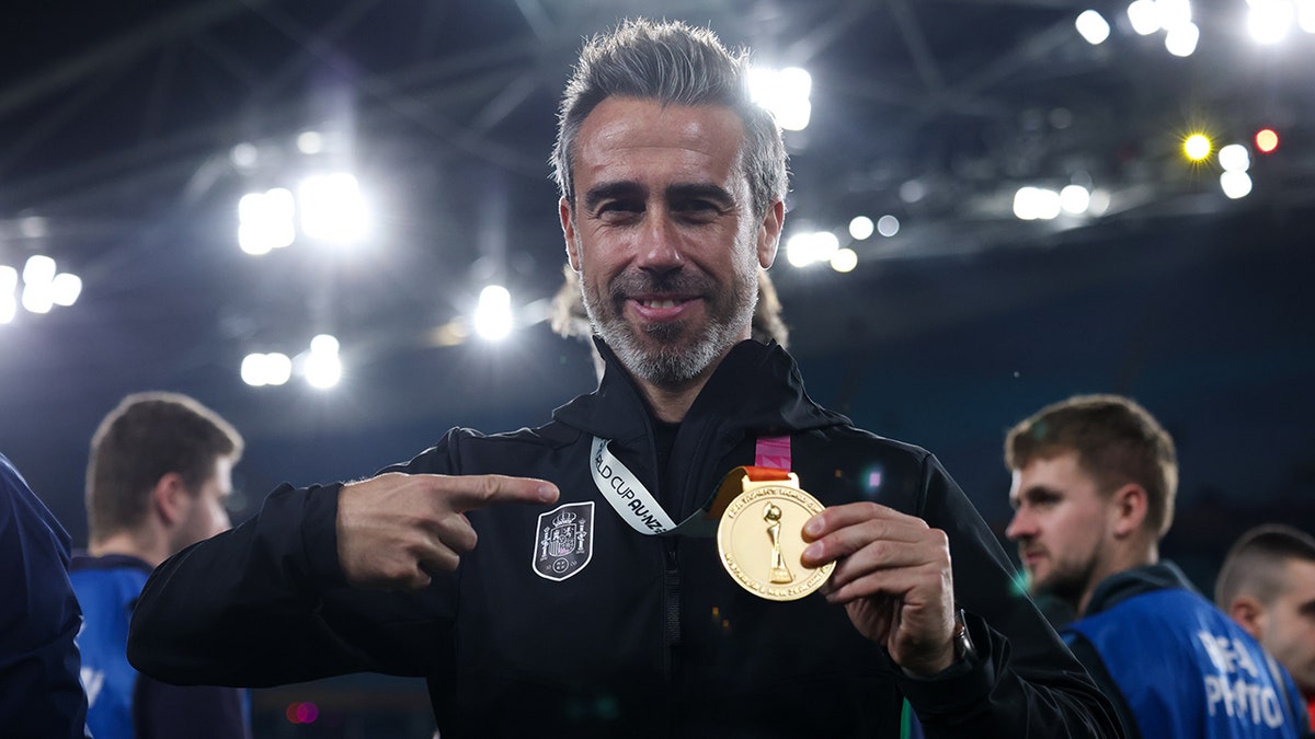 Jorge Vilda points at gold medal