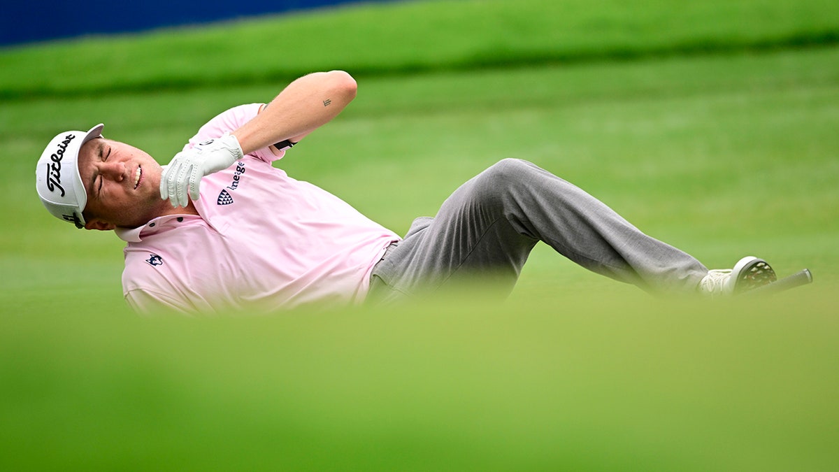 Justin Thomas falls on golf course