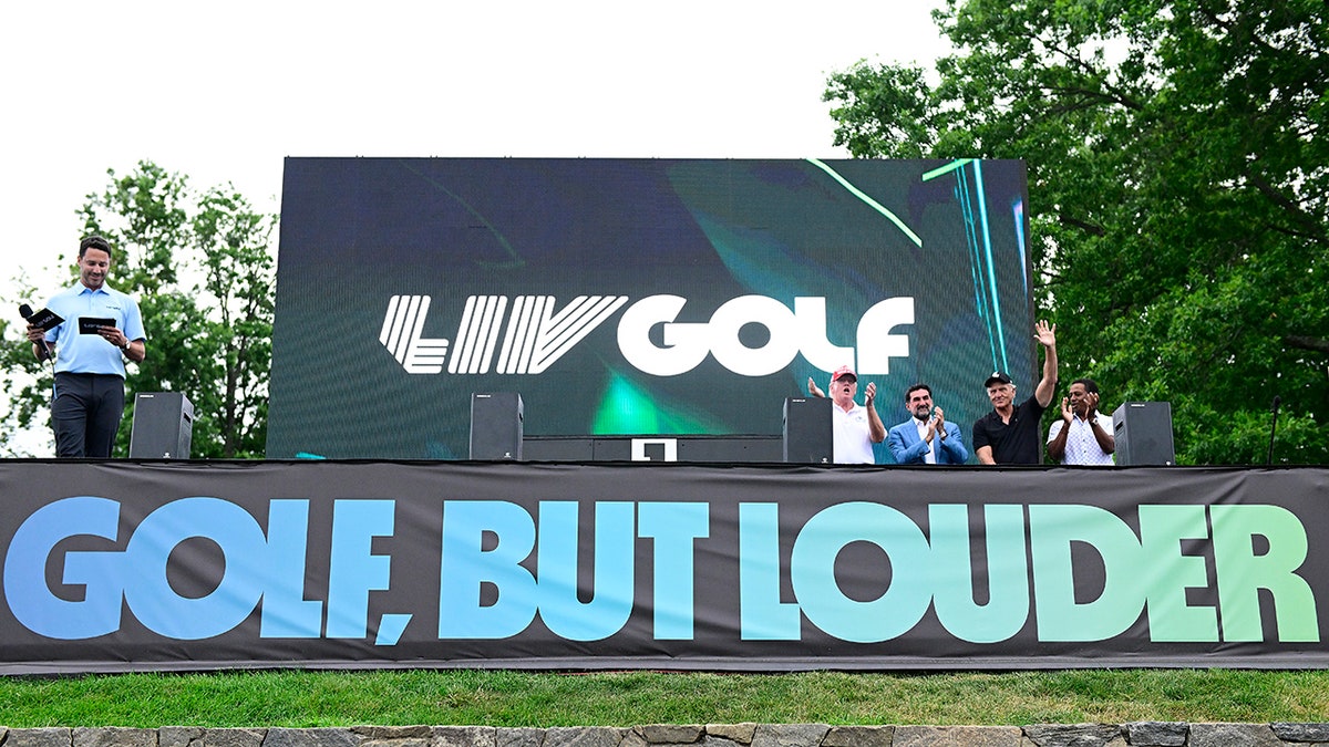 Cenário LIV Golf com painel