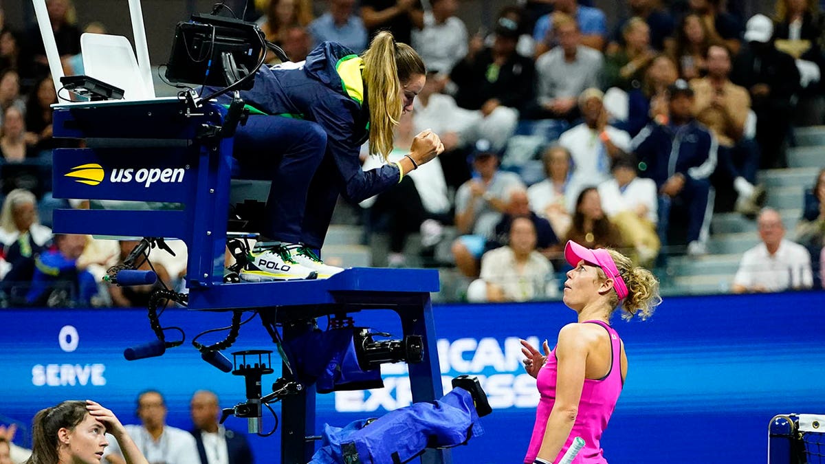 Laura Siegemund argues with official
