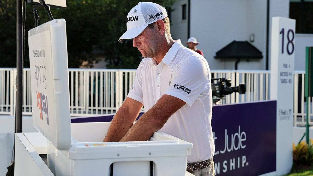 Lucas Glover tries to cool down