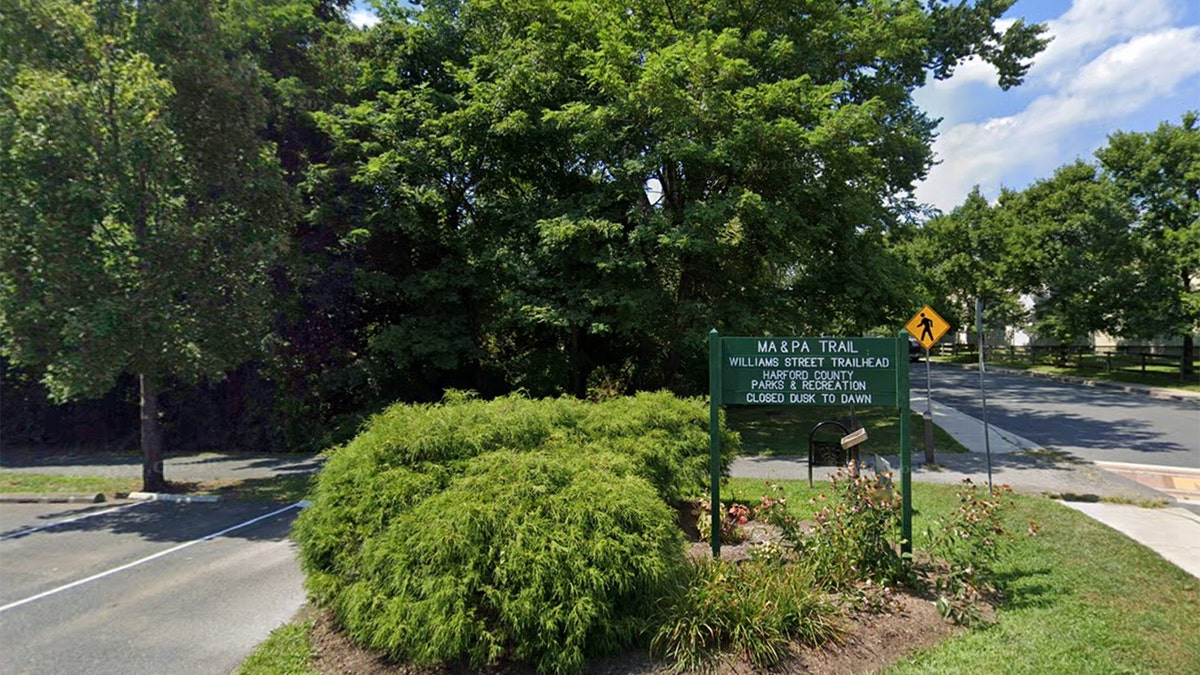 Entrance to Ma and Pa trail